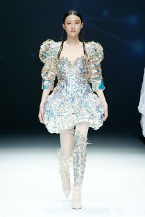 浙江理工大學(xué)服裝學(xué)院畢業(yè)發(fā)布 詮釋時(shí)尚多維信息的融合與并置